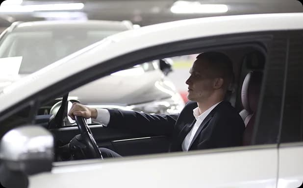 Мужчина за рулем автомобиля