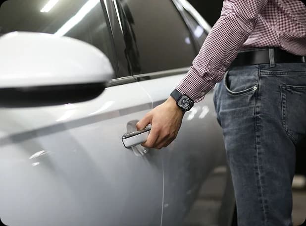 Мужчина открывает дверь автомобиля