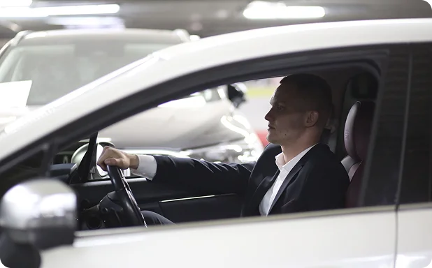 Мужчина за рулем автомобиля