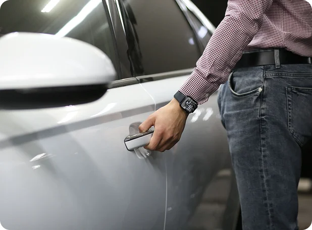 Мужчина открывает дверь автомобиля